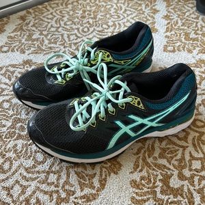 Women’s Black ASICS GT-2000 Running Shoe size 9.5